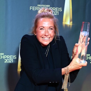 Moderatorin Andrea Kiewel freut sich nach der Verleihung des Deutschen Fernsehpreises 2021 im Tanzbrunnen über die Auszeichnung in der Kategorie „Beste Moderation/Einzelleistung Unterhaltung“.