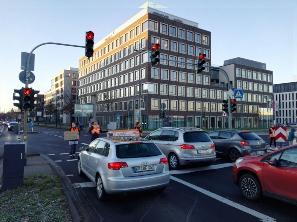 Klebe-Aktion in Köln-Kalk: Drei Personen haben sich auf der Straße des 17. Juni festgeklebt.
