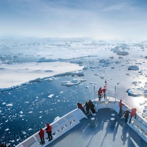 Unser Archivbild (2014) zeigt Menschen auf einer Kreuzfahrt in der Antarktis, hier mit Hapag-Lloyd. Ein Kreuzfahrtschiff und seine Besatzung wurde nun Zeuge eines spektakulären Naturschauspiels mitten im Meer.