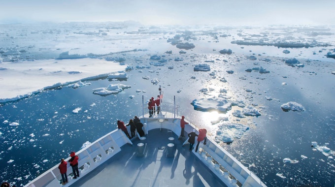 Unser Archivbild (2014) zeigt Menschen auf einer Kreuzfahrt in der Antarktis, hier mit Hapag-Lloyd. Ein Kreuzfahrtschiff und seine Besatzung wurde nun Zeuge eines spektakulären Naturschauspiels mitten im Meer.