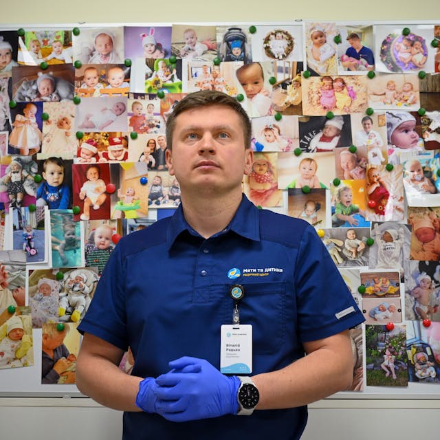 Der Gynäkologe Witali Radko posiert vor „seinen Kindern“. Er hat mehr als 1000 Paaren geholfen, ein Kind zu bekommen.