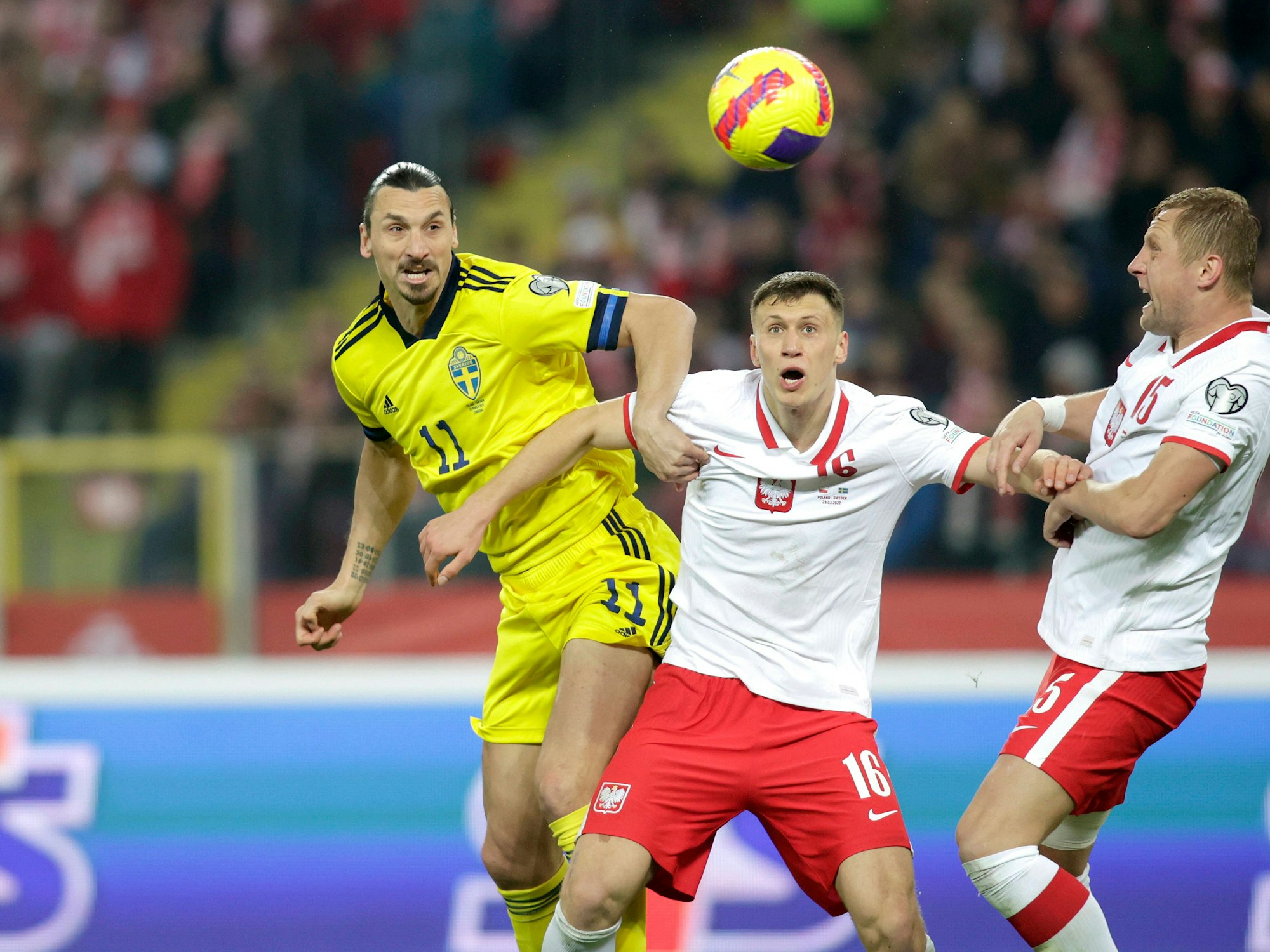 Zlatan Ibrahimovic im Kopfballduell mit einem polnischen Verteidiger.