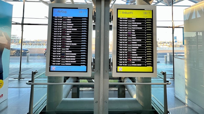 Anzeigetafeln am Flughafen Köln/Bonn, auf denen über geplante Ankünfte und Abflüge informiert wird. Bis auf eine Ausnahme und wenige Umleitungen fallen alle Flüge aus.