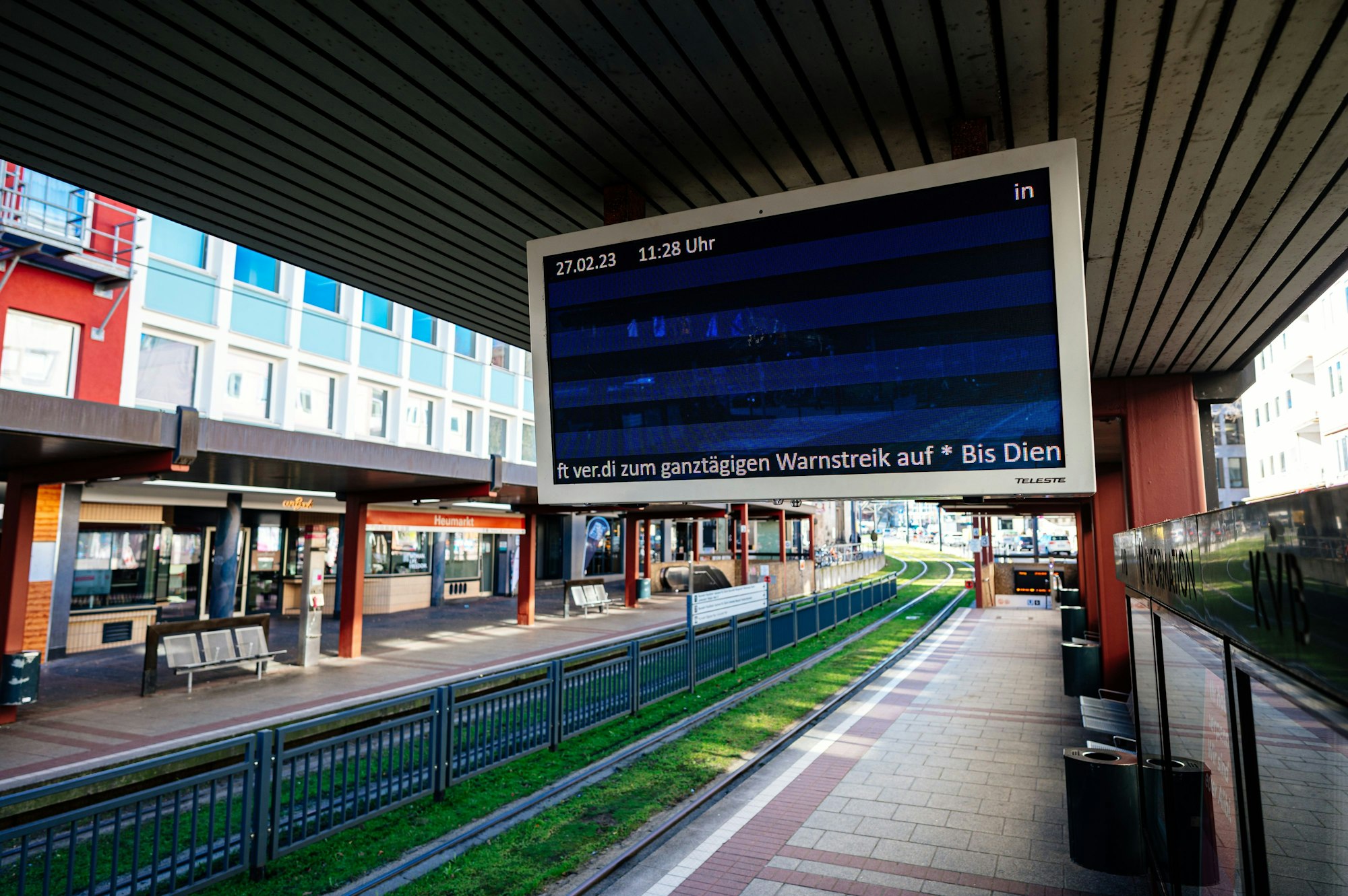 Keine Bahnen, keine Fahrgäste: Die Kölner Verkehrs-Betriebe informierten auf ihren Anzeigetafeln über die Streikauswirkungen.