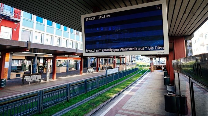 Leere Bahnsteige auch am Heumarkt: Erst am Dienstag werden wieder Straßenbahnen durch Köln fahren.