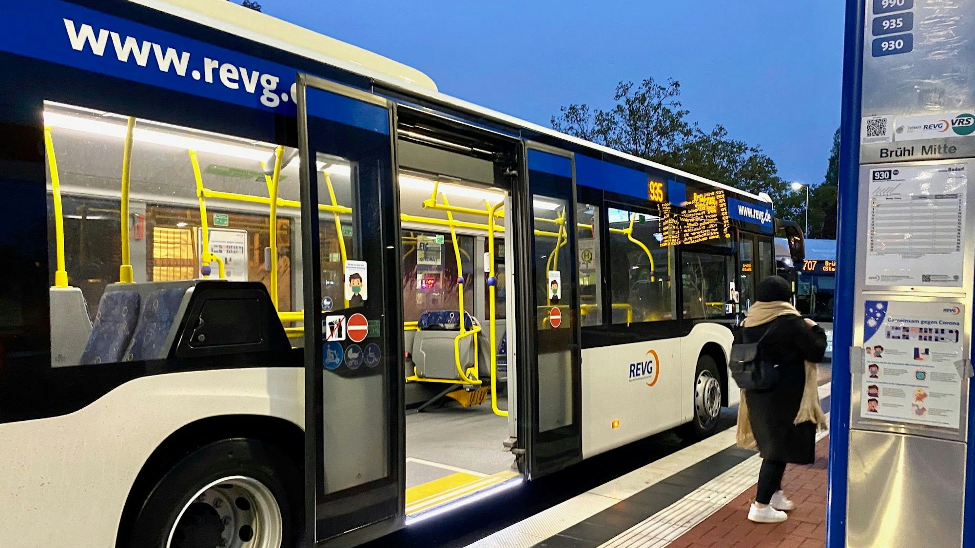 Auf dem Foto ist ein REVG-Linienbus an der Haltestelle in Brühl Mitte zu sehen.