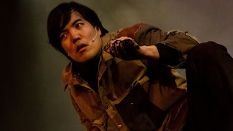Kei Muramoto, Mitglied im Ensemble des Schauspiels Köln, als japanischer Soldat Hiroo Onoda in der Inszenierung „Das Dämmern der Welt“ im Depot 2.