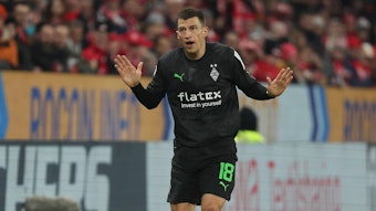 Stefan Lainer spielt im Trikot von Borussia Mönchengladbach am 24. Februar 2023 das Bundesliga-Spiel beim FSV Mainz 05 und schaut während des Spiels erschrocken. Zudem gestikuliert er mit beiden Armen.