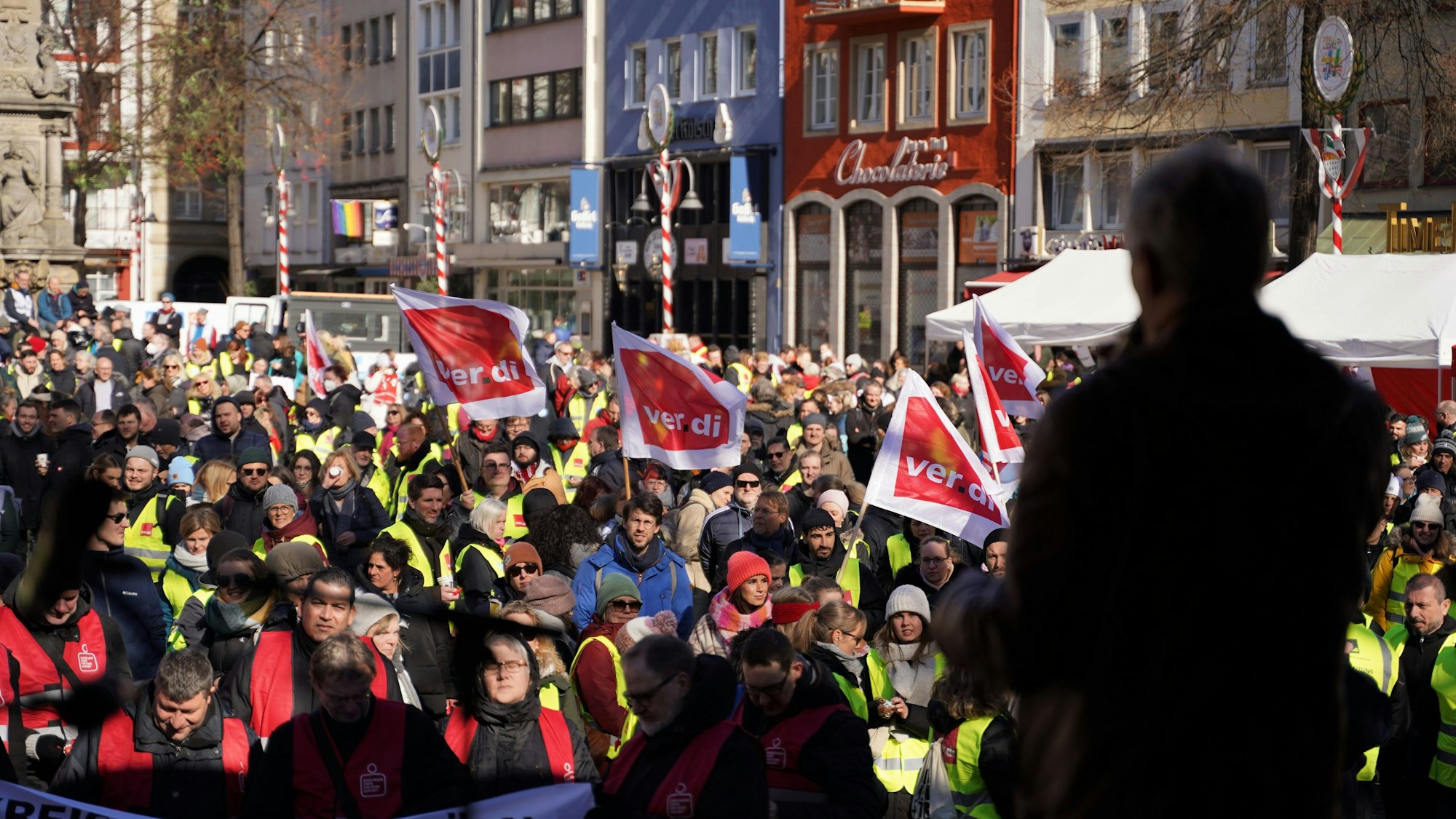 Streikende von Verdi auf dem Alter Markt in Köln