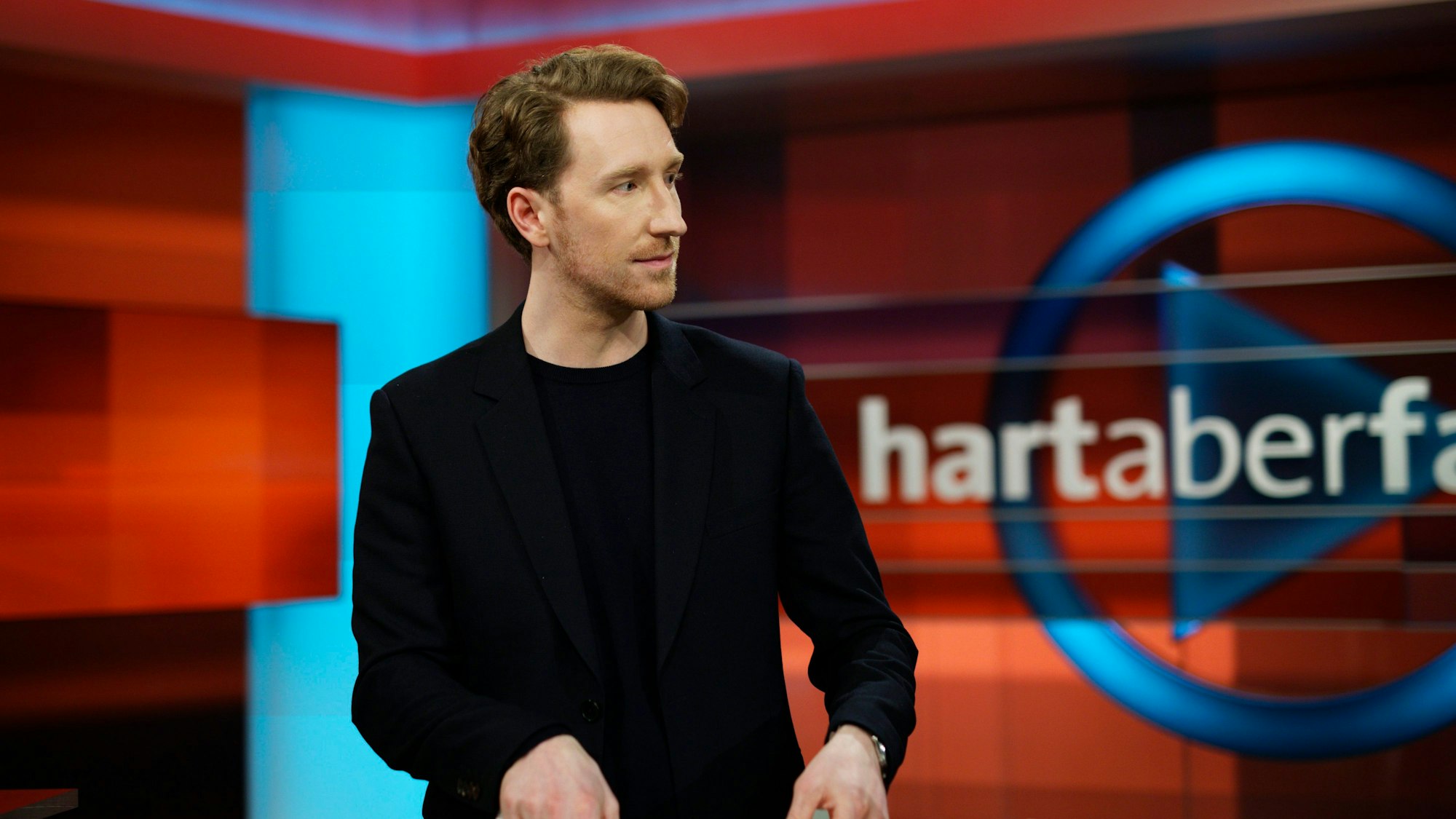 Louis Klamroth moderiert die ARD-Polit-Sendung „Hart aber fair“ als Nachfolger von Frank Plasberg seit Anfang 2023. Er möchte die Sendung offenbar anders gestalten. (Archivbild)