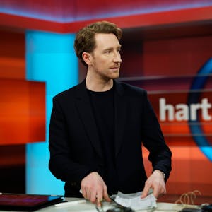 Louis Klamroth moderiert die WDR-Talkshow „Hart aber fair“. Zu Wochenbeginn wies er Linken-Politikerin Sahra Wagenknecht zurecht. (Archivbild)