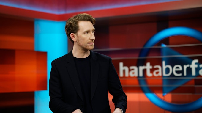 Louis Klamroth moderiert die WDR-Talkshow „Hart aber fair“. Zu Wochenbeginn wies er Linken-Politikerin Sahra Wagenknecht zurecht. (Archivbild)