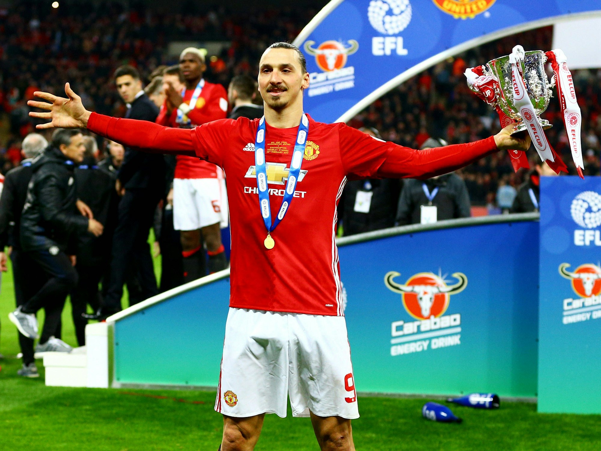 Zlatan präsentiert den Kameras den Pokal.