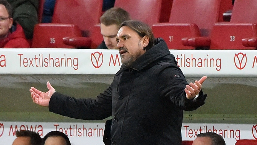 Daniel Farke, Trainer von Borussia Mönchengladbach, macht während des Bundesliga-Spiels in Mainz am 24. Februar 2023 eine fragende Geste in seiner Coaching-Zone und streckt seine beiden Arme zur Seite.
