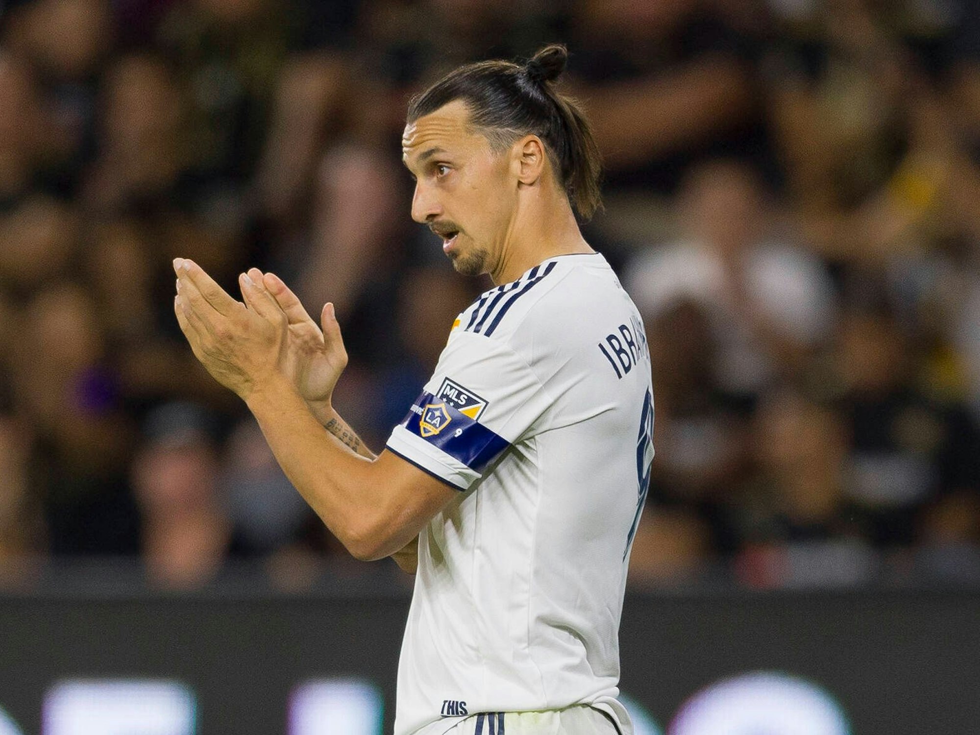 Zlatan Ibrahimovic klatscht beim Spiel für LA Galaxy in die Hände.