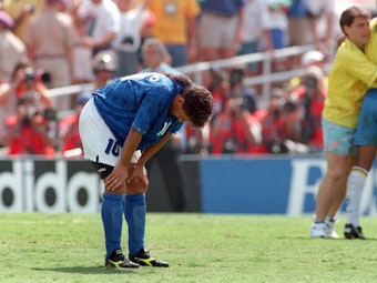 Roberto Baggio ist nach seinem verschossenen Elfmeter im WM-Finale 1994 enttäuscht.