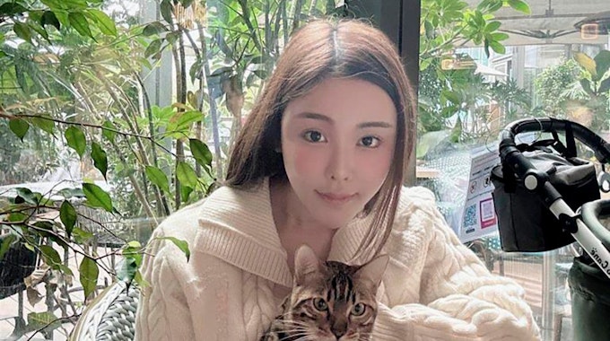 Auf diesem von Pao Jo-yee aufgenommenen und zur Verfügung gestellten Foto posiert das Model Abby Choi mit einer Katze in der Hand am 11. Februar 2023 in Hongkong für ein Foto.