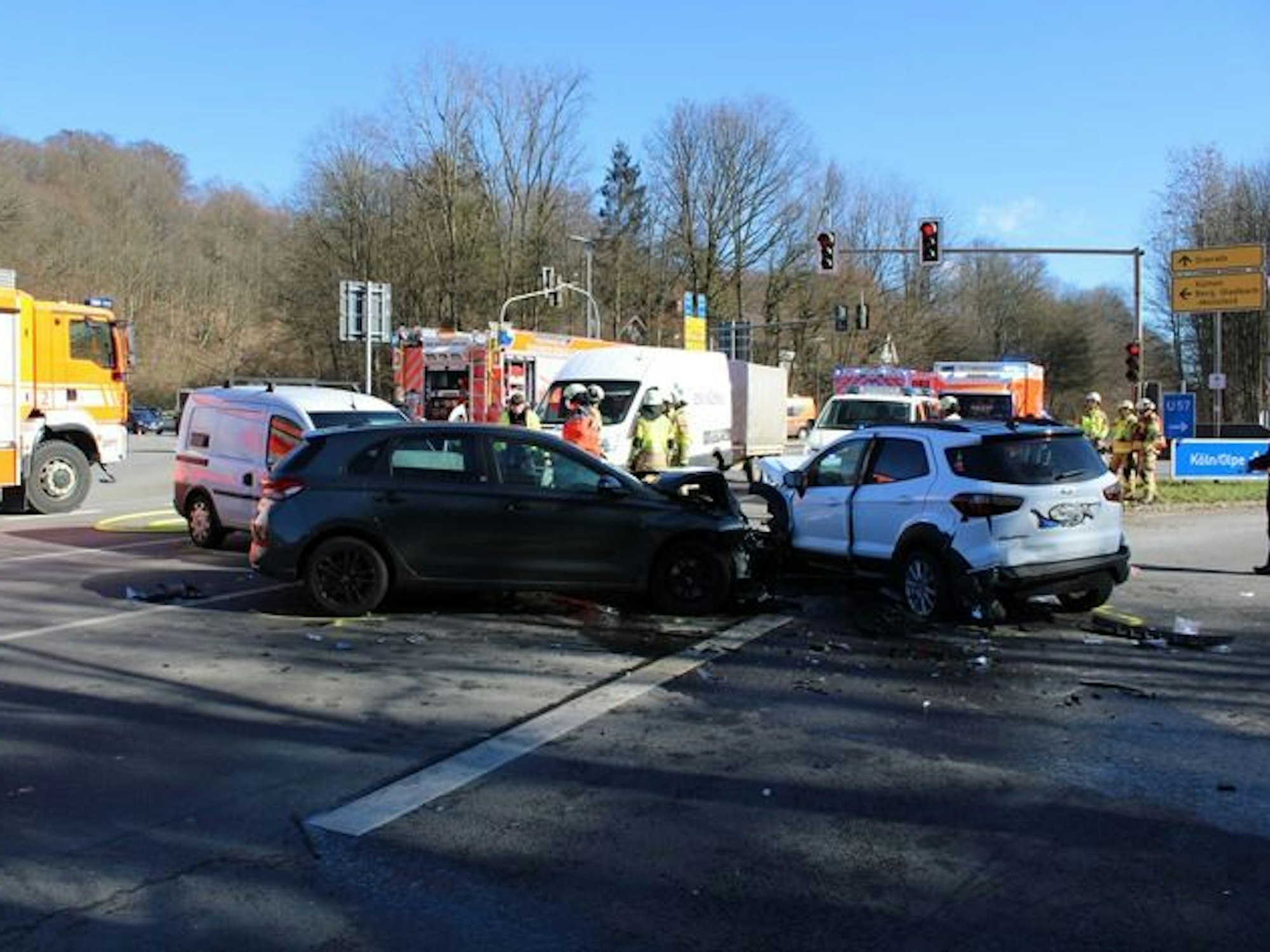 Unfallstelle in Bensberg mit drei beteiligten Fahrzeugen.