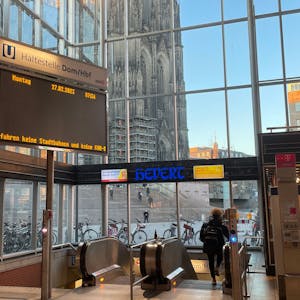 Am Kölner Hauptbahnhof weist eine Anzeigetafel auf die Auswirkungen des KVB-Streiks hin: Hier fahren heute keine Bahnen.