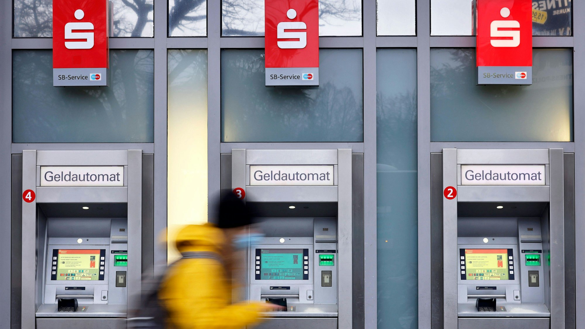 Geldautomaten der Sparkasse in der Kölner Innenstadt