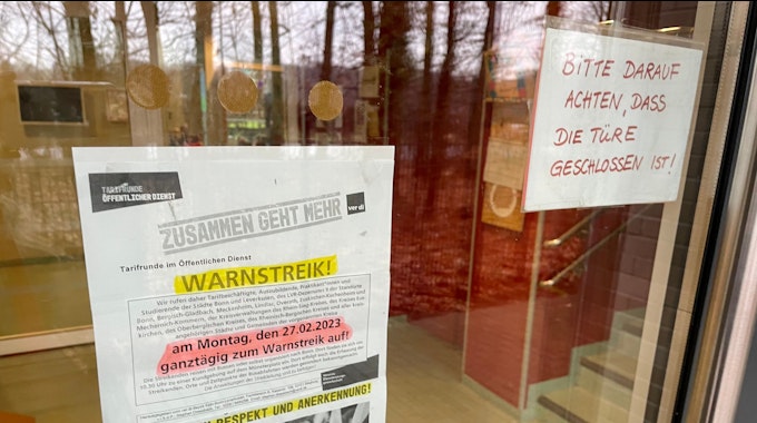 Schild mit Streikaufruf hängt an der Tür einer Leverkusener Kita