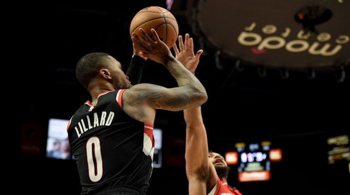 Damian Lillard trifft im Spiel der Portland Trail Blazers gegen die Houston Rockets am laufenden Mann.