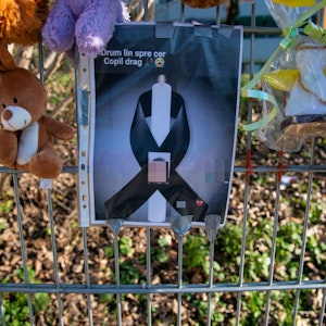 An einem Zaun hängen ein Foto des verunglückten Jungen sowie mehrere Plüschtiere.
