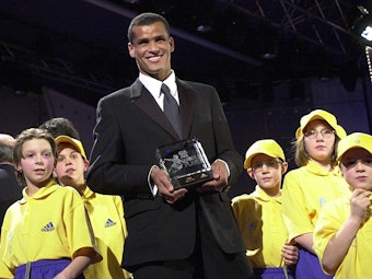 Rivaldo posiert mit der Auszeichnung als Weltfußballer des Jahres 1999.