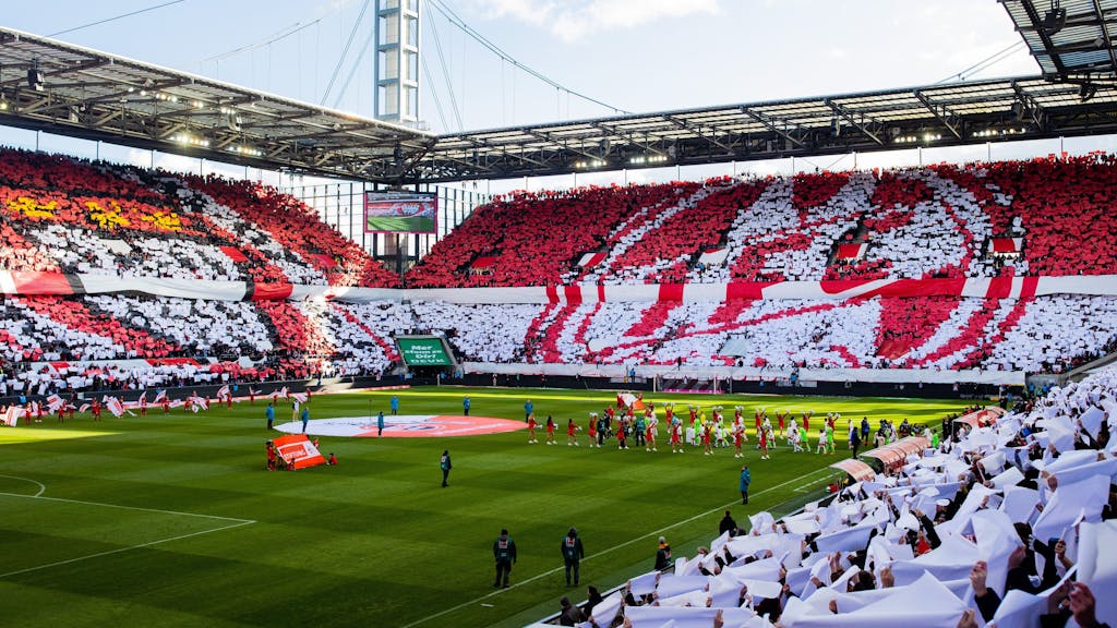 Rhein-Energie-Stadion: Das ganze Stadion zeigt zum 75-jährigen Jubiläum des 1. FC eine Choreografie. 