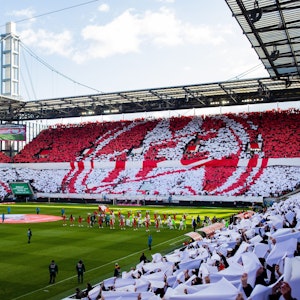 Rhein-Energie-Stadion: Das ganze Stadion zeigt zum 75-jährigen Jubiläum des 1. FC eine Choreografie.