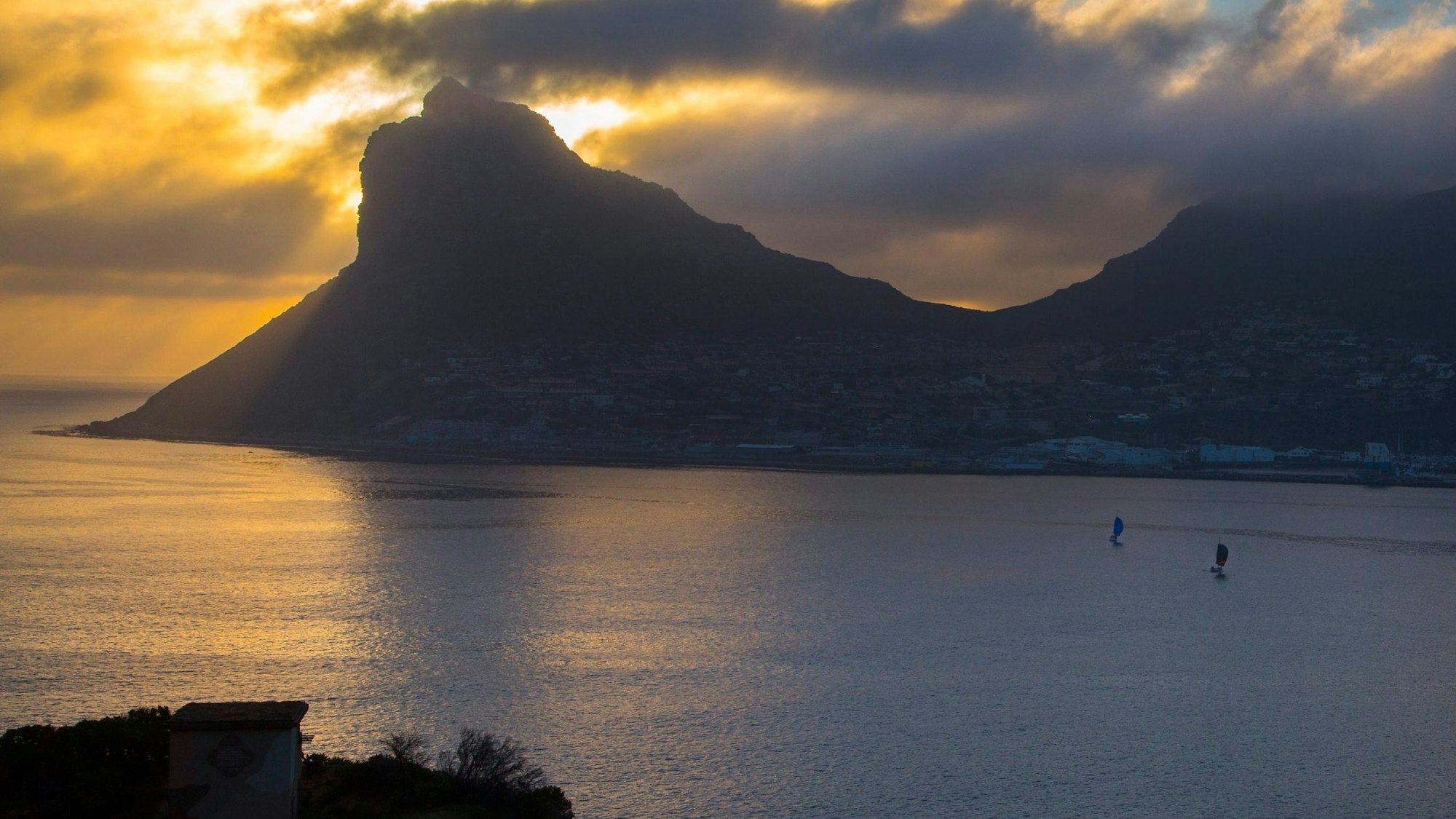 Eine Bucht in der südafrikanischen Stadt Kapstadt bei Sonnenaufgang. Im Hintergrund ist der Tafelberg zu sehen. (Symbolbild)