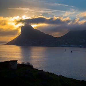 Eine Bucht in der südafrikanischen Stadt Kapstadt bei Sonnenaufgang. Im Hintergrund ist der Tafelberg zu sehen. (Symbolbild)
