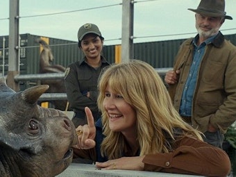 Laura Dern (2.v.r.) als Dr. Ellie Sattler und Sam Neill (r) als Dr. Alan Grant in einer Szene desFilms "Jurassic World: Ein neues Zeitalter" (undatierte Filmszene). Der Film kam im Juni 2022 in die deutschen Kinos.