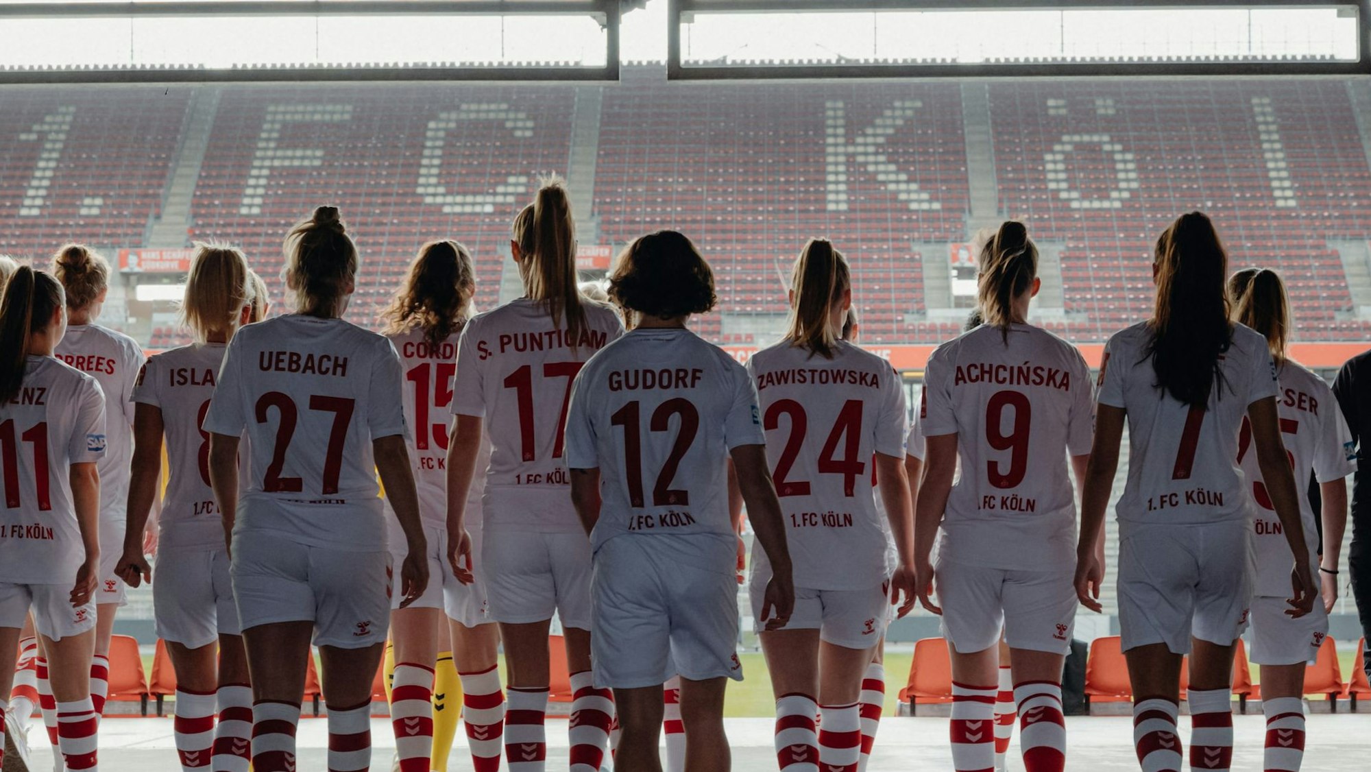 Spielerinnen des 1. FC Köln im Rheinenergie-Stadion