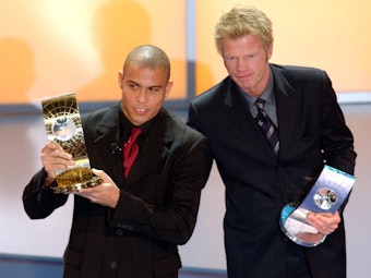 Ronaldo und der zweitplatzierte Oliver Kahn posieren mit ihren Auszeichnungen bei der Weltfußballer-Wahl.