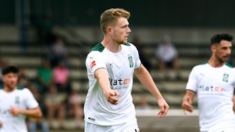 Steffen Meuer spielt am 10. Juli 2021 im Trikot von Borussia Mönchengladbach bei einem Testspiel der Profis gegen Viktoria Köln. Das Foto zeigt Meuer im weißen Gladbach-Heimtrikot, er macht eine Zeige-Bewegung mit dem rechten Arm.