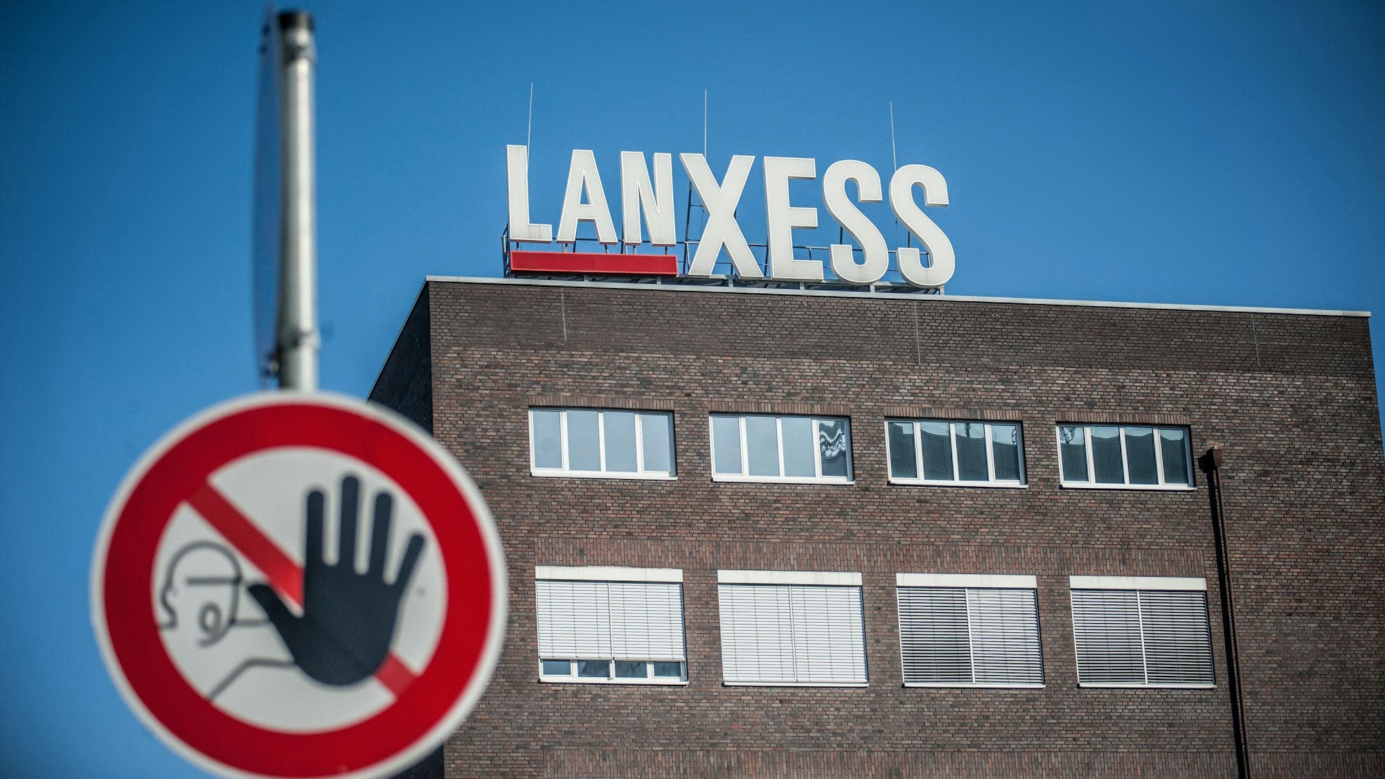 Der Lanxess-Schriftzug steht auf einem Gebäude im Chempark Leverkusen.