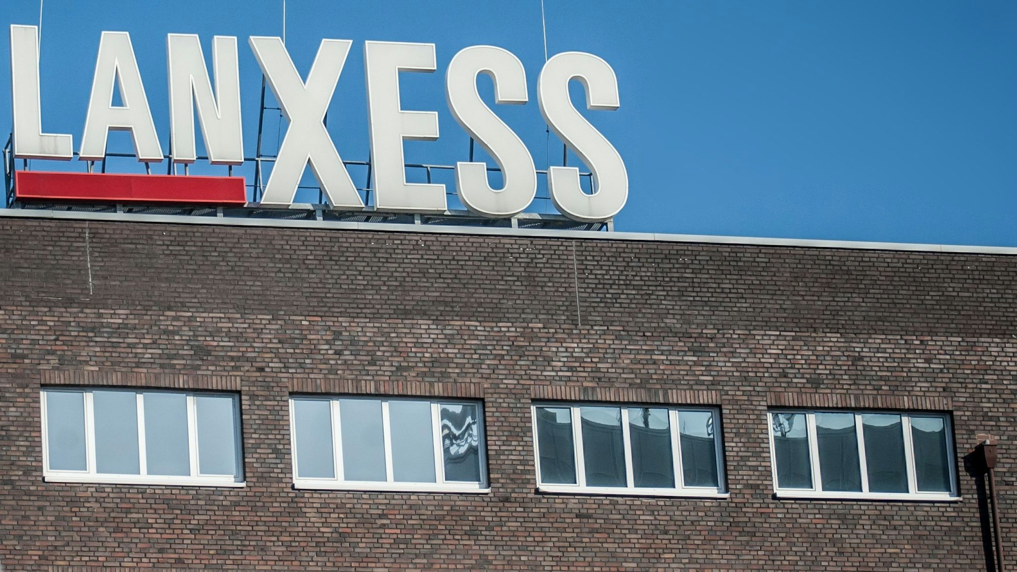 Lanxess-Schriftzug auf einem Dach im Chempark Leverkusen