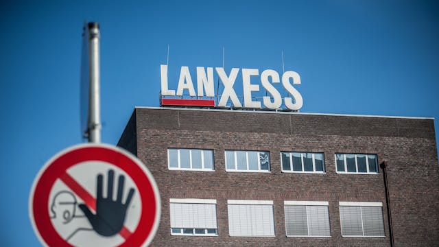 Lanxess-Schriftzug auf einem Dach im Chempark Leverkusen