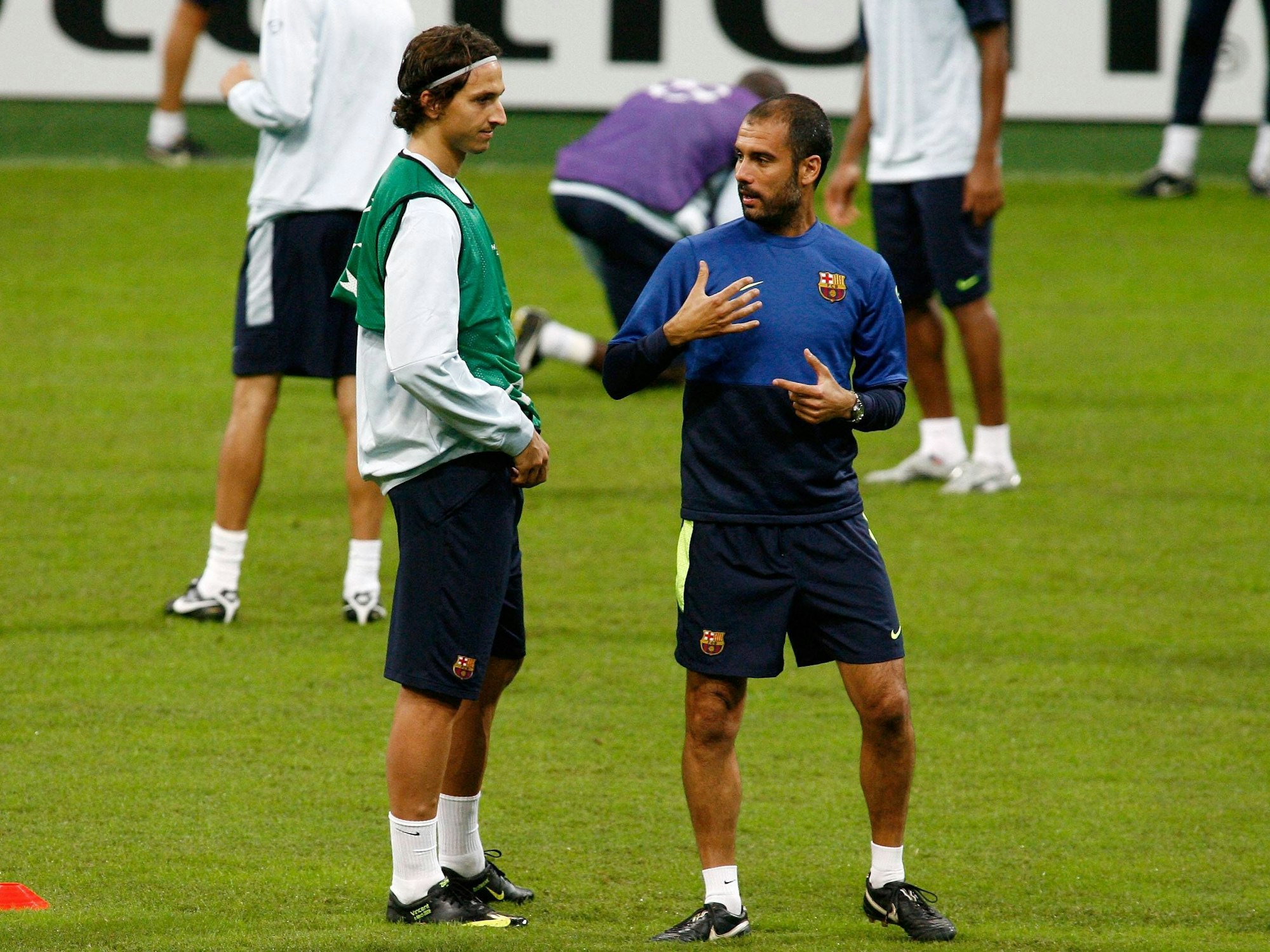 Zlatan und Guardiola besprechen sich im Mannschaftstraining.