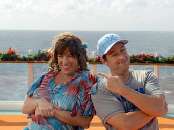 Adam Sandler als Jack Sadelstein (r) und dessen Zwillingsschwester Jill Sadelstein in einer Szene des Kinofilms «Jack und Jill» (undatierte Filmszene). Der Film kam im Januar 2012 in die deutschen Kinos.