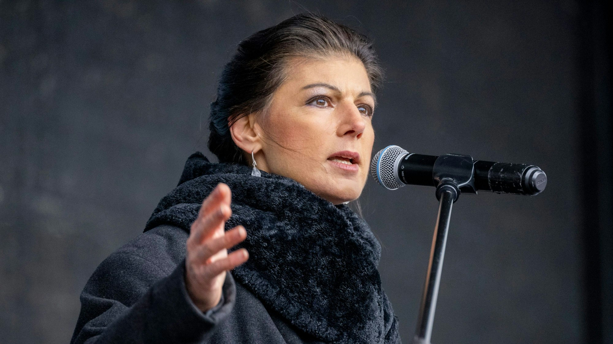 Sahra Wagenknecht (Die Linke), spricht während der Demonstration auf der Bühne.