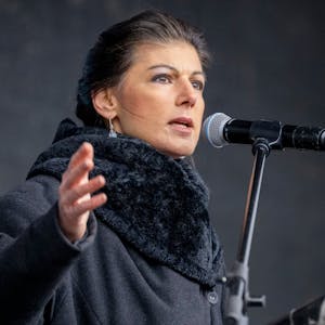 Sahra Wagenknecht (Die Linke), spricht während der Demonstration auf der Bühne. Robin Alexander ist der Meinung, mit ihrer Haltung erpresse sie die Linken.
