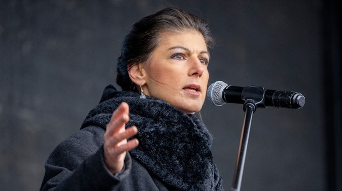 Sahra Wagenknecht (Die Linke), spricht während der Demonstration auf der Bühne. Robin Alexander ist der Meinung, mit ihrer Haltung erpresse sie die Linken.