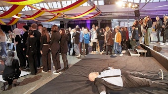 Schauspieler Pierre Stoltenfeldt liegt auf dem Boden, um ihn herum Jugendliche, die ihn nicht beachten.