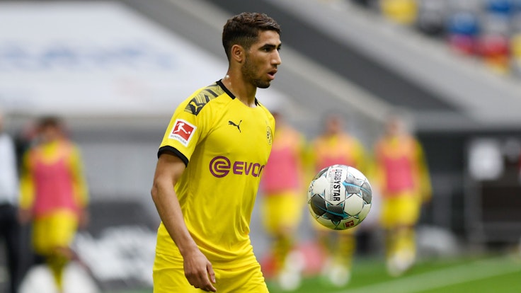 Achraf Hakimi kontrolliert bei einem Bundesliga-Spiel von Borussia Dortmund den Ball.