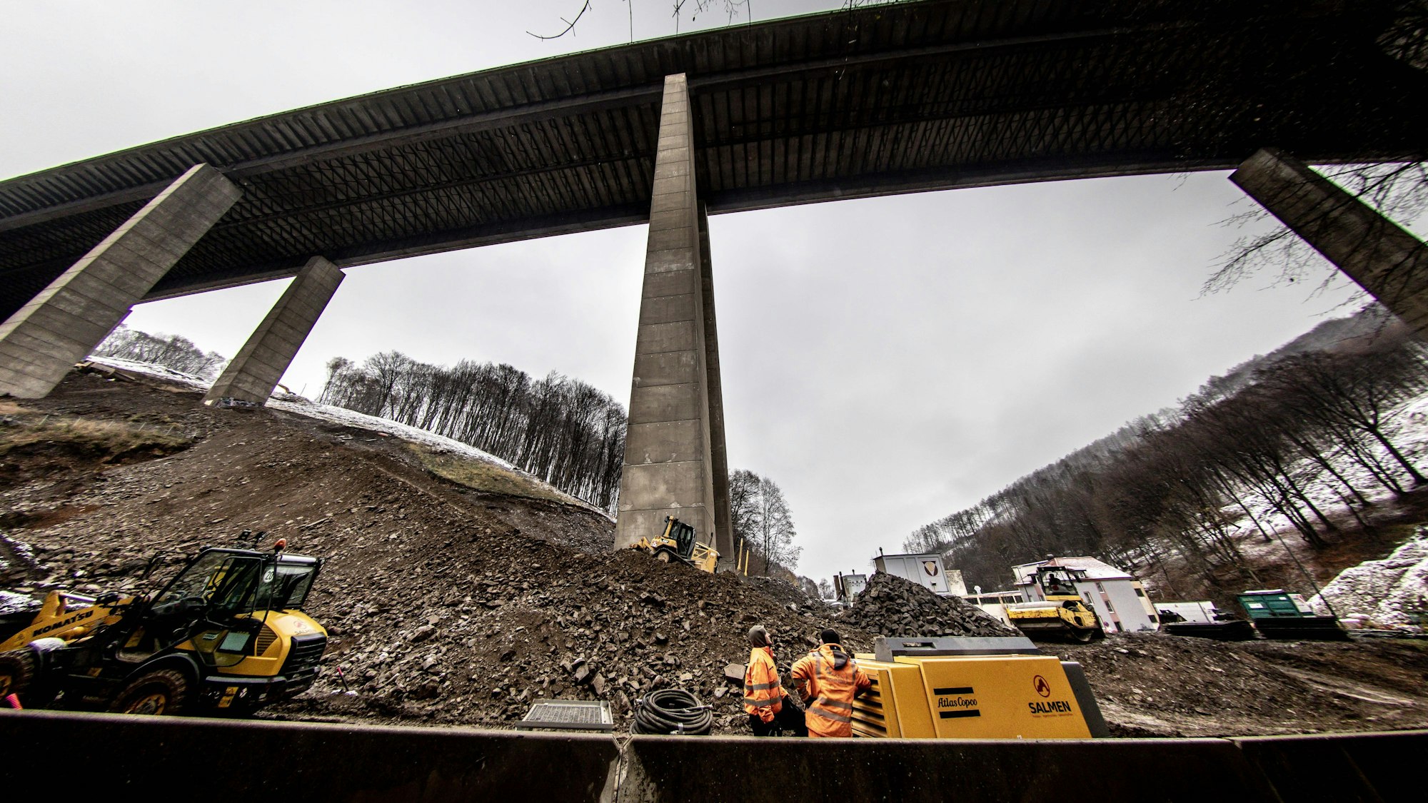 Bauarbeiten an der A45-Talbrücke Rahmede. Eine aktuelle Bauwerksprüfung des Landesbetriebs Straßen.NRW hat ergeben, dass viele Brücken in Nordrhein-Westfalen enen alarmierenden Sanierungsbedarf aufweisen.