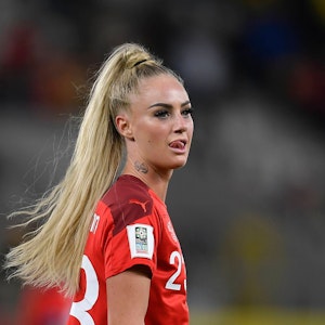 Alisha Lehmann steht bei einem Spiel der Schweizer Nationalmannschaft auf dem Platz.