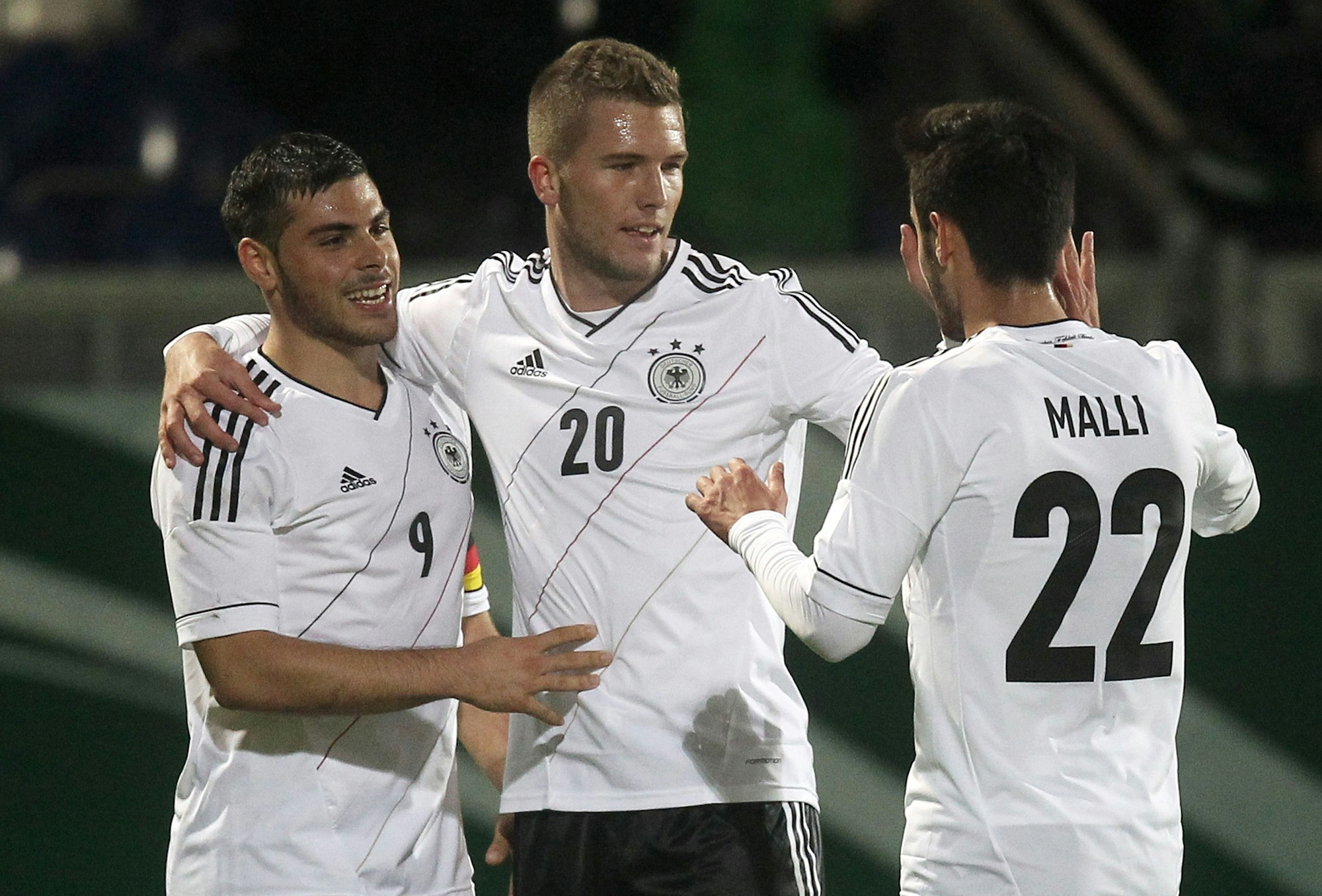 Die deutschen Nationalspieler Kevin Volland, Andre Hoffmann und Yunus Malli jubeln nach Spielende.