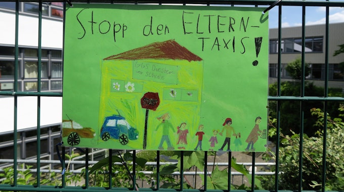 Bemaltes Plakat mit der Aufschrift „Stopp den Elterntaxis!“